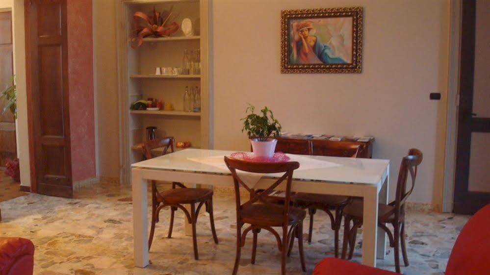 Dimora Castello Dei Conti Acomodação com café da manhã Trinità Exterior foto